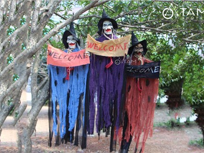 Phù thủy điện tử treo trang trí cầm bảng welcome HLW-PT-03